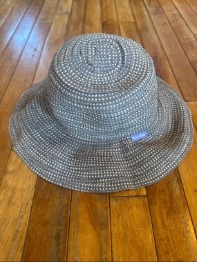Wallaroo Petite Scrunchie Gray and White Polka Dot Sun Hat